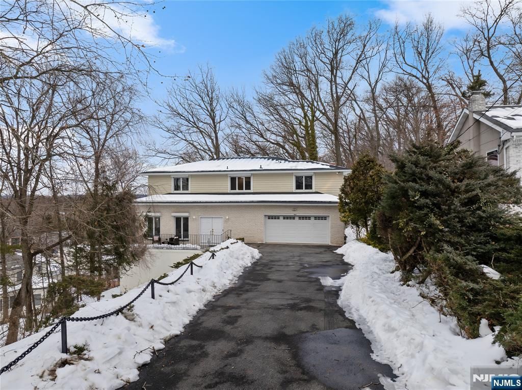 Photo of 360 Valley View Avenue, Paramus, NJ 07652 (MLS # 26004632)