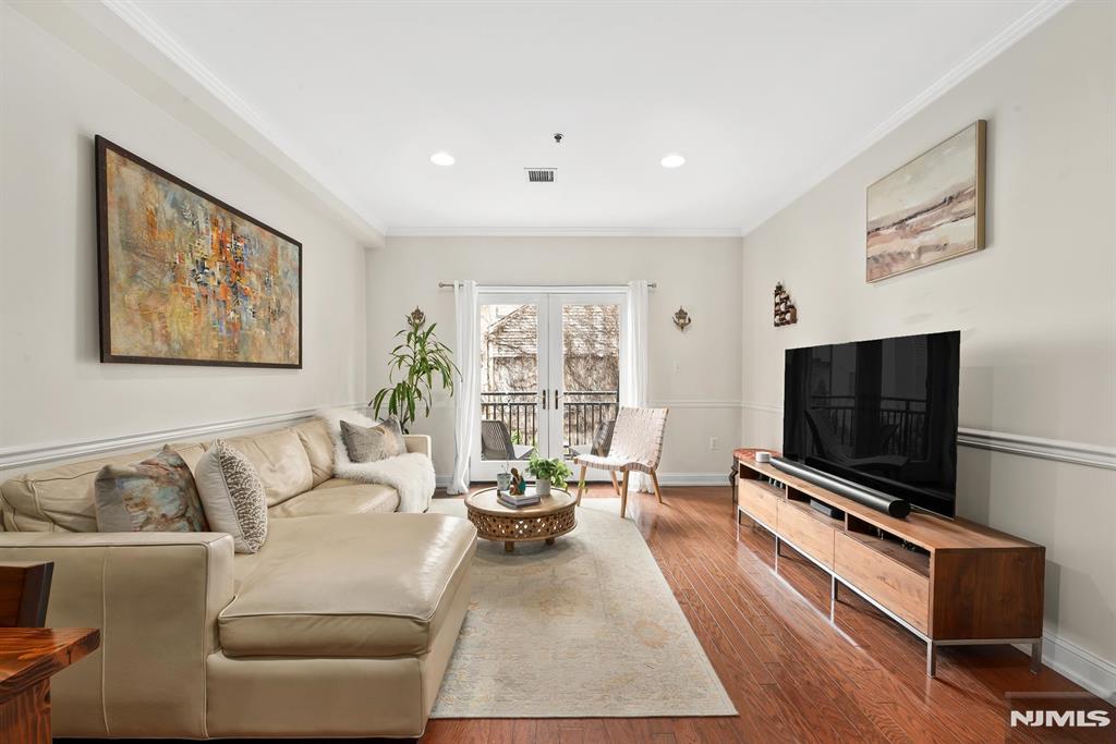 87 Jackson Street 2C