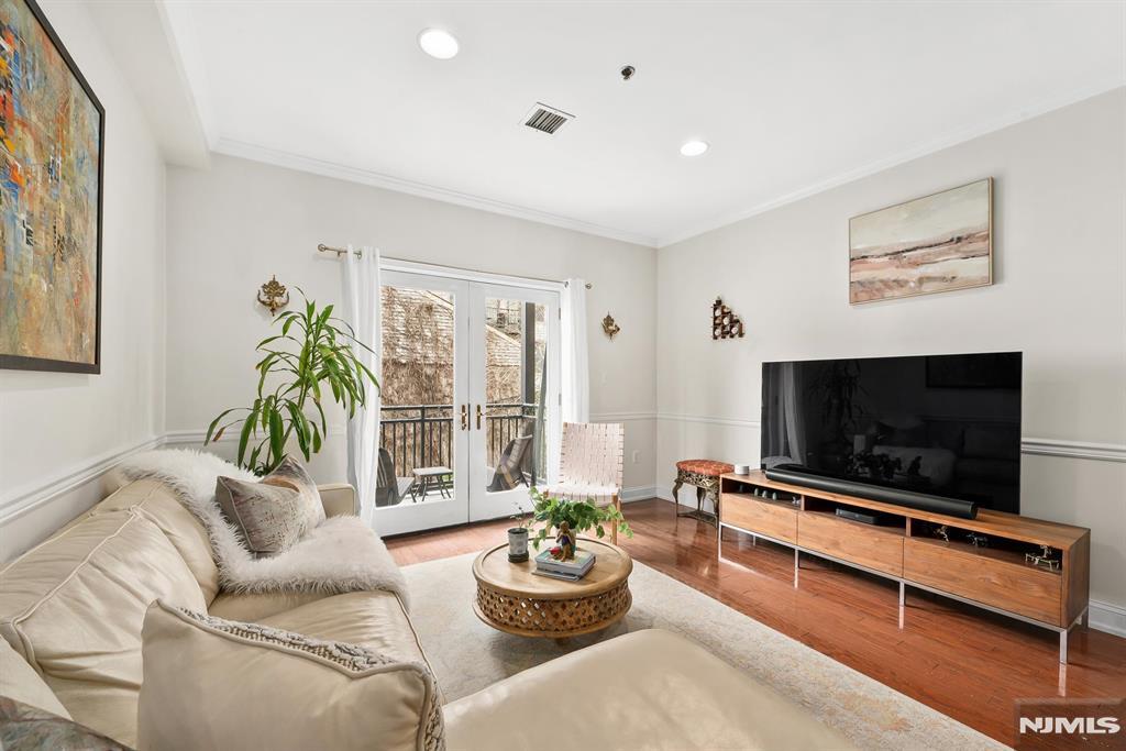 87 Jackson Street 2C