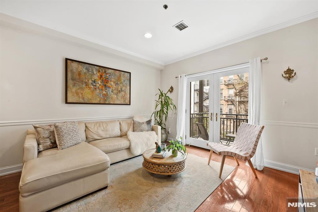 87 Jackson Street 2C