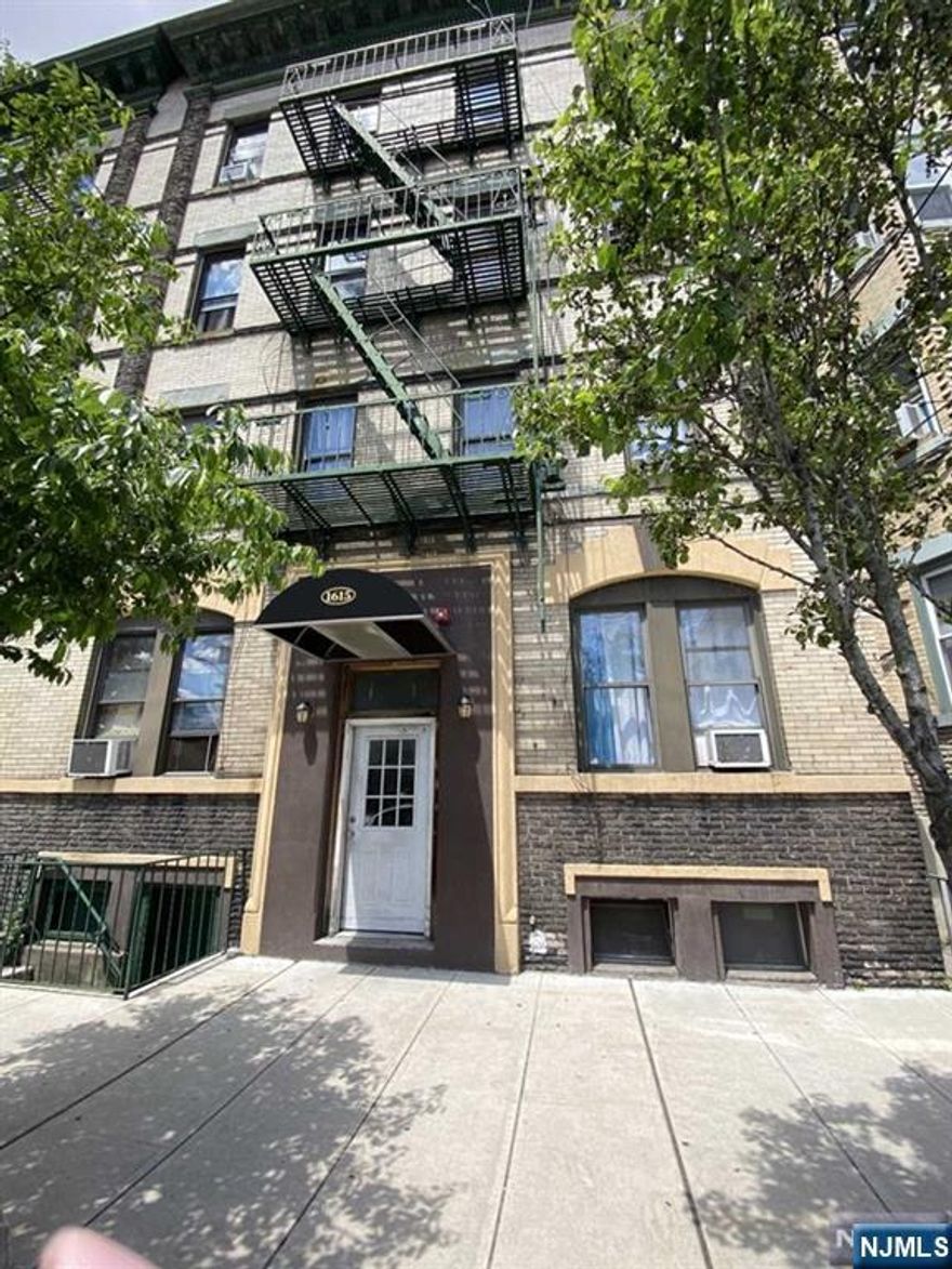 12 fully occupied units, a rear find great investment opportunity