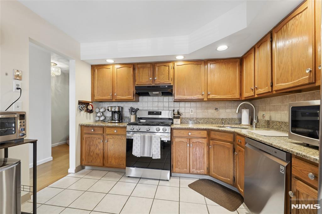 38 Lexington Lane E