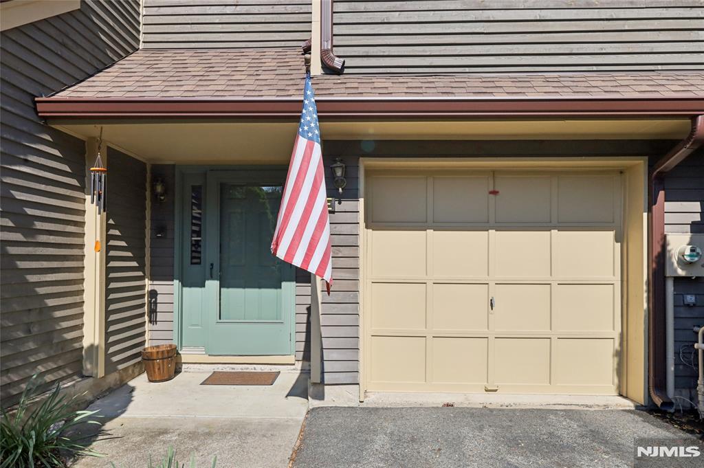 38 Lexington Lane E
