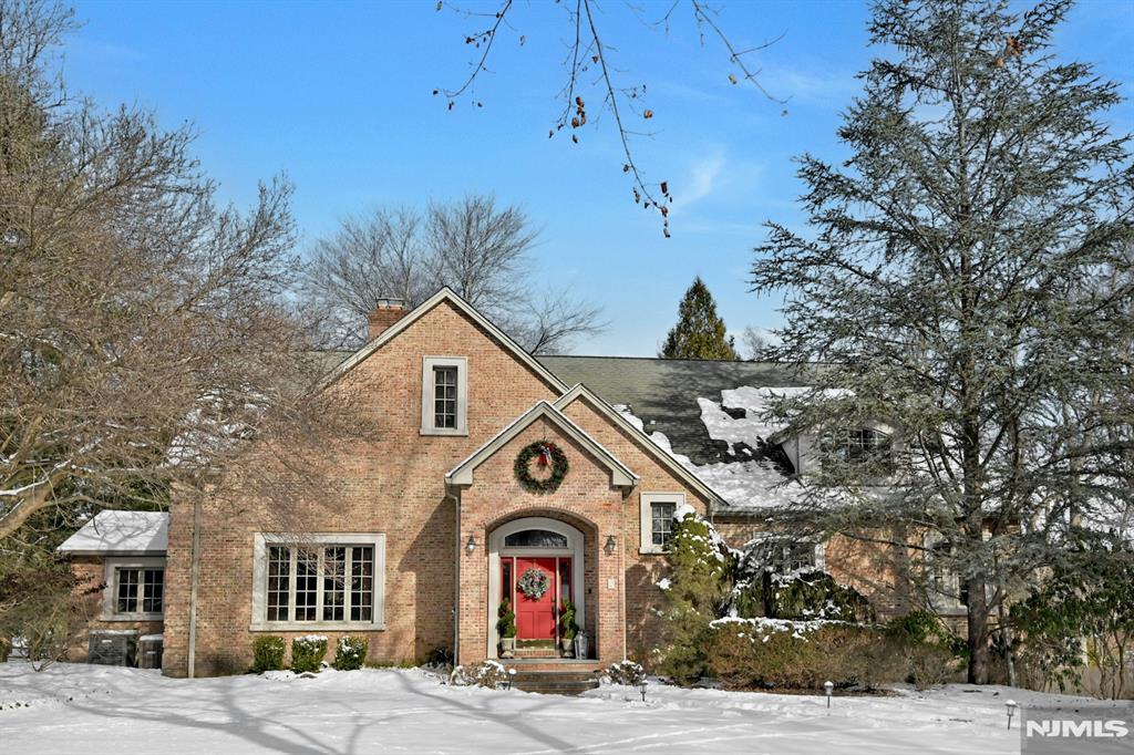 9 Ripplewood Drive, Upper Saddle River, New Jersey - 5 Bedrooms  
5 Bathrooms  
15 Rooms - 