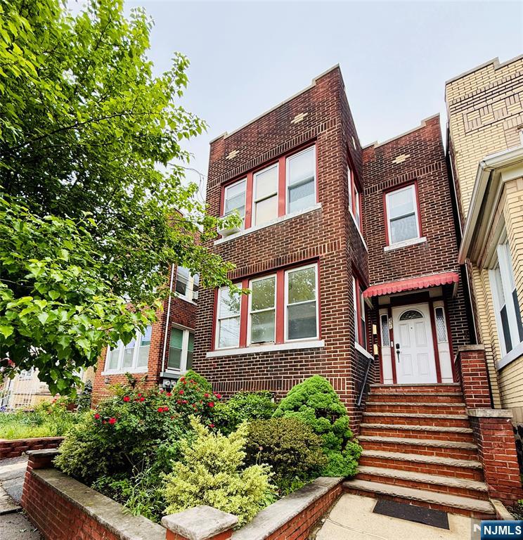 Rental Property at 231 Day Ave 1, Cliffside Park, New Jersey - Bedrooms: 2 
Bathrooms: 1 
Rooms: 6  - $2,400 MO.