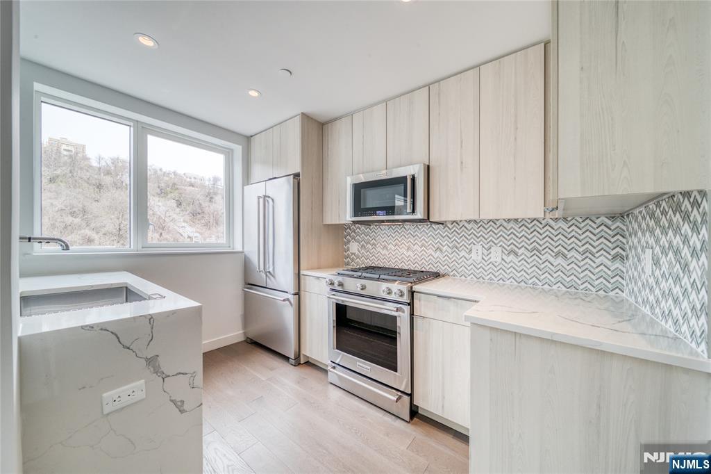 800 Ave At Port Imperial 323