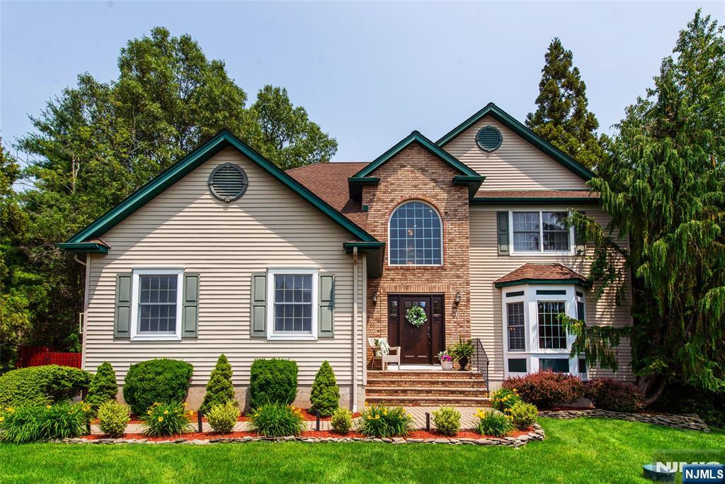 6 Anna Rose Court, Bloomingdale, New Jersey - 4 Bedrooms  
4 Bathrooms  
9 Rooms - 