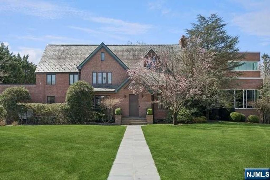 Photo of 532 Winthrop Road, Teaneck, NJ 07666 (MLS # 26014374)