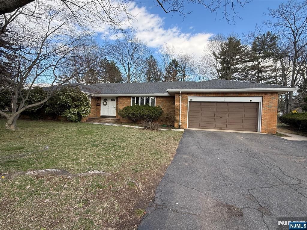 Photo of 7 Tufts Court, Paramus, NJ 07652 (MLS # 26011350)