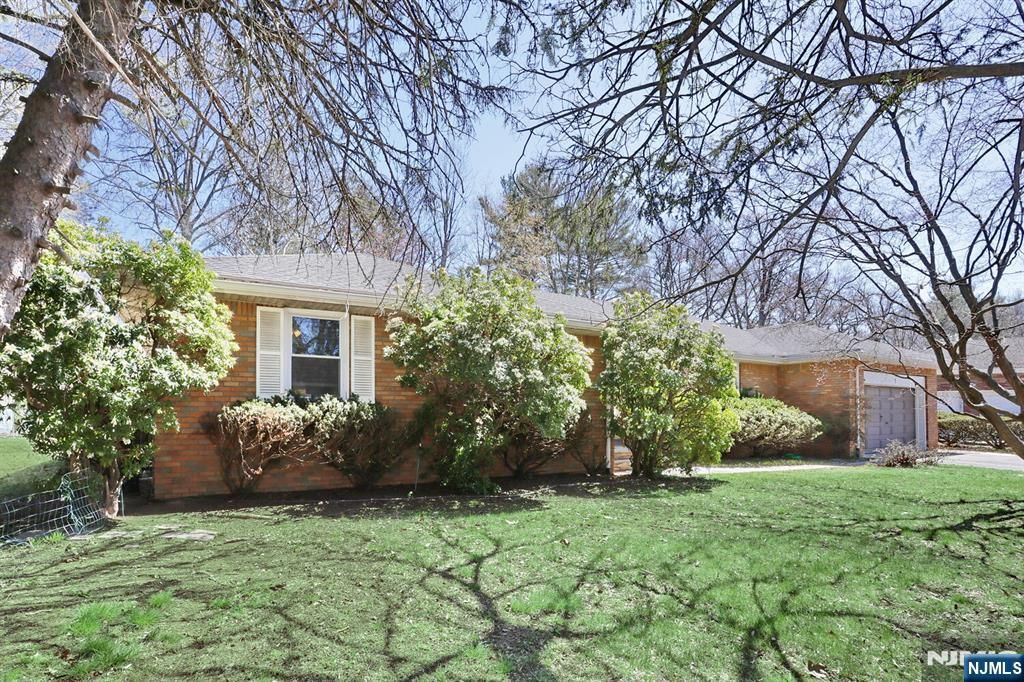Photo of 7 Tufts Court, Paramus, NJ 07652 (MLS # 26011350)