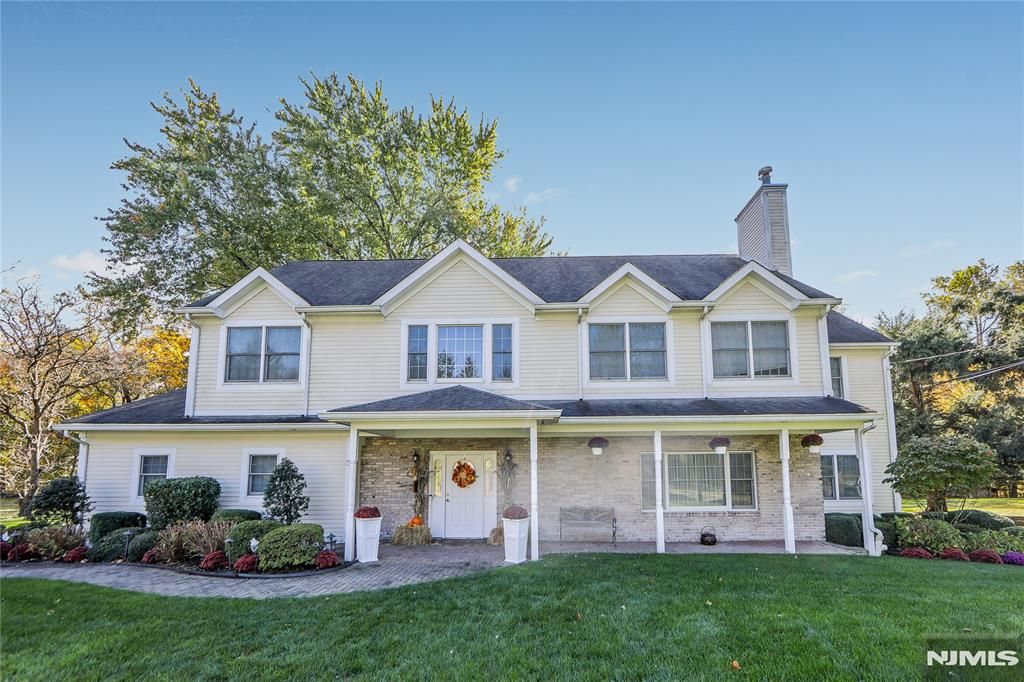 Photo of 20 Winding Way, Upper Saddle River, NJ 07458 (MLS # 25021316)