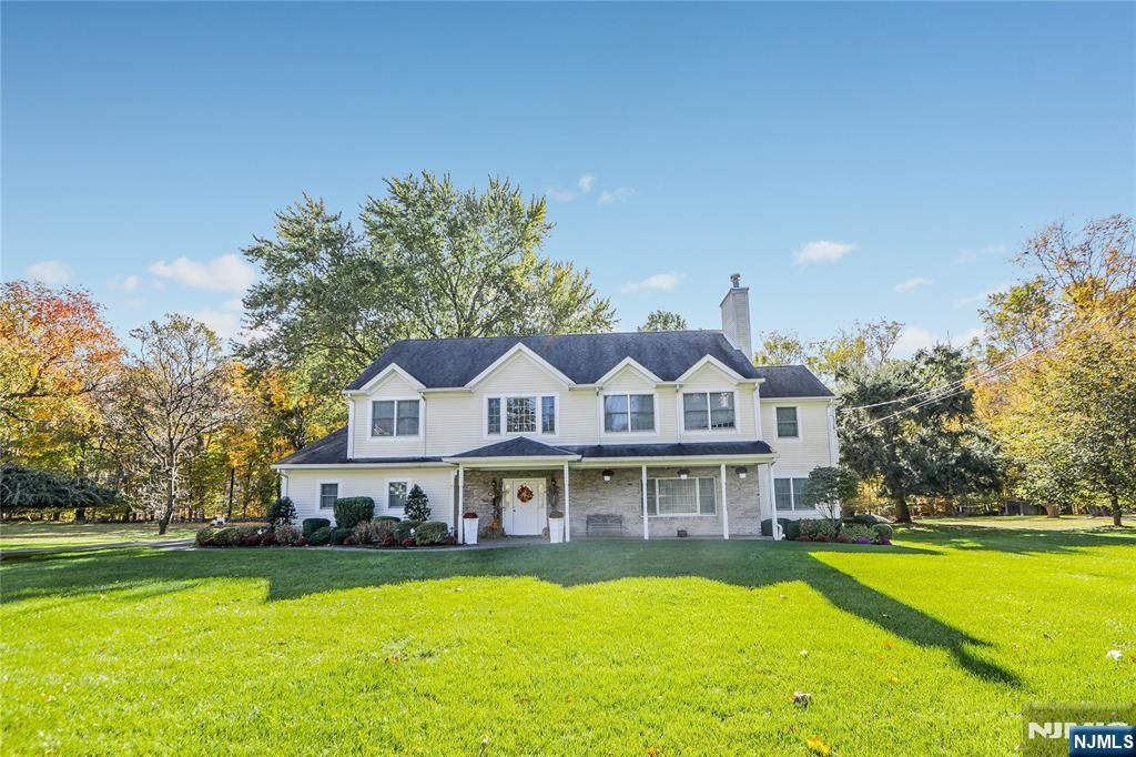 Photo of 20 Winding Way, Upper Saddle River, NJ 07458 (MLS # 25021316)