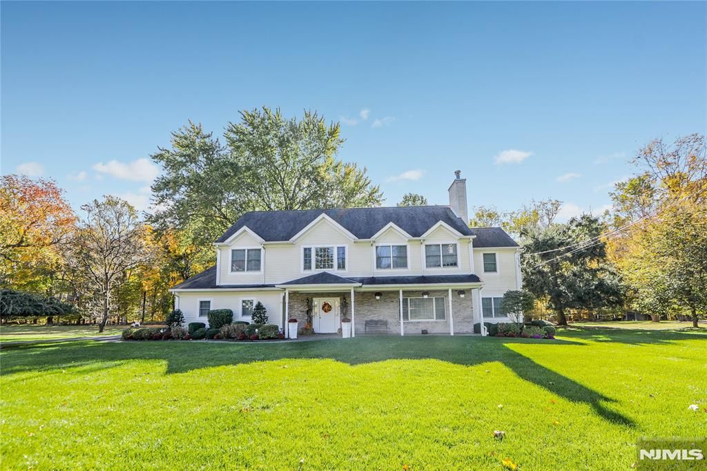 Photo of 20 Winding Way, Upper Saddle River, NJ 07458 (MLS # 25021316)