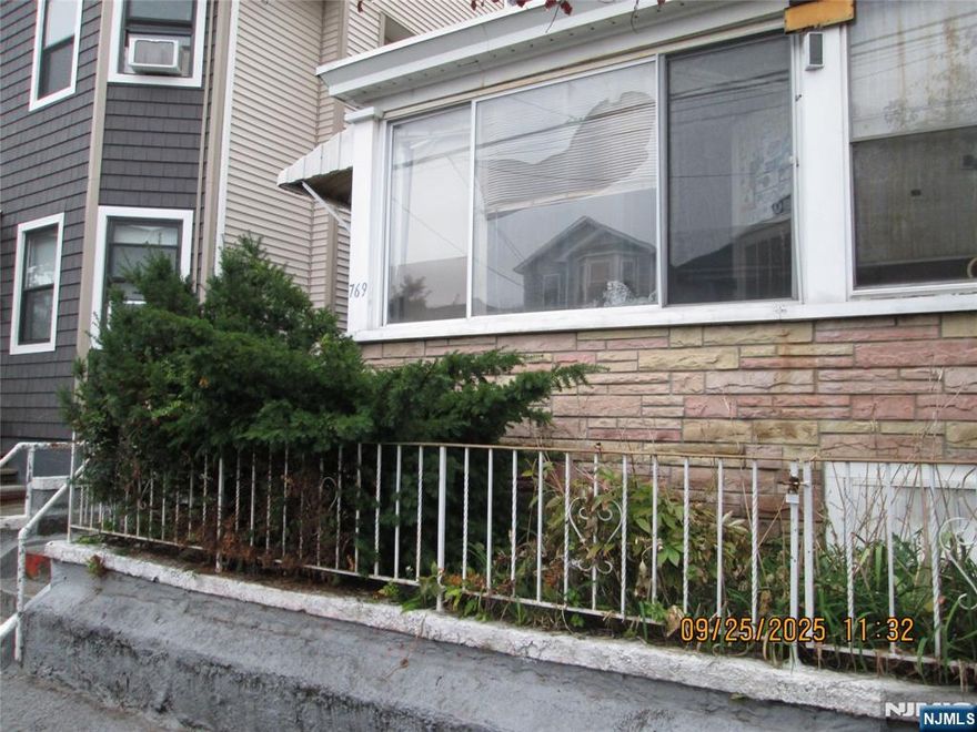 CALL LISTING AGENT TO CONFIRM SHOWING APPOINTMENT. BUILDING IS A NO ENTR PROPERTY. SOLD IN "AS IS" "WHERE IT IS CONDITION". CASH OFFERS ONLY. BUYER IS RESPONSIBLE FOR ALL STATE & CITY INSPECTIONS AND PERMITS.