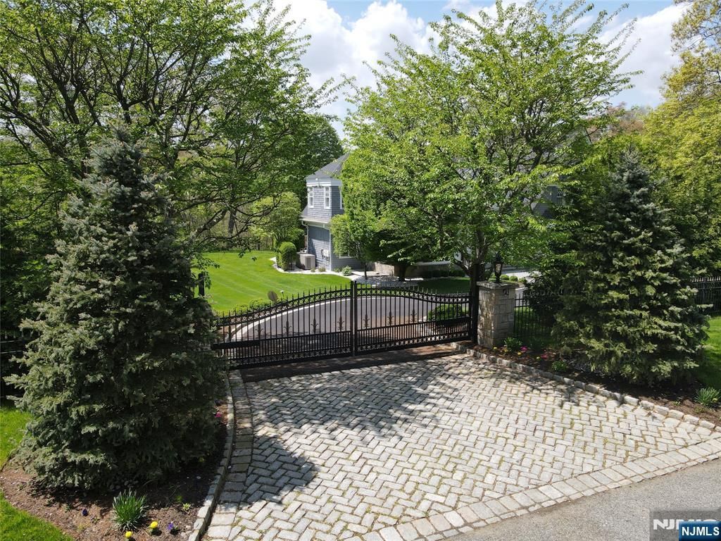 Photo of 340 Indian Trail Drive, Franklin Lakes, NJ 07417 (MLS # 26012619)