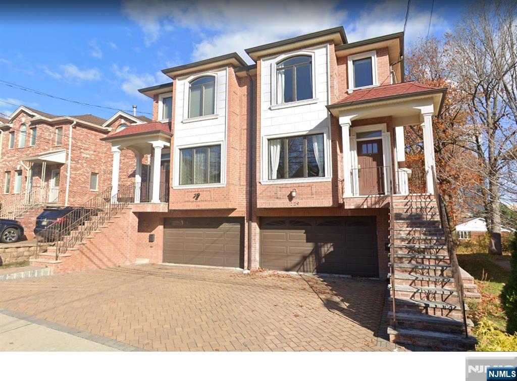 229 Tom Hunter Rd, Fort Lee, New Jersey - 3 Bedrooms  
3.5 Bathrooms  
6 Rooms - 