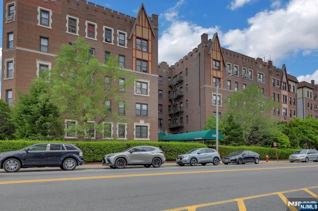 755 Anderson Avenue 5i