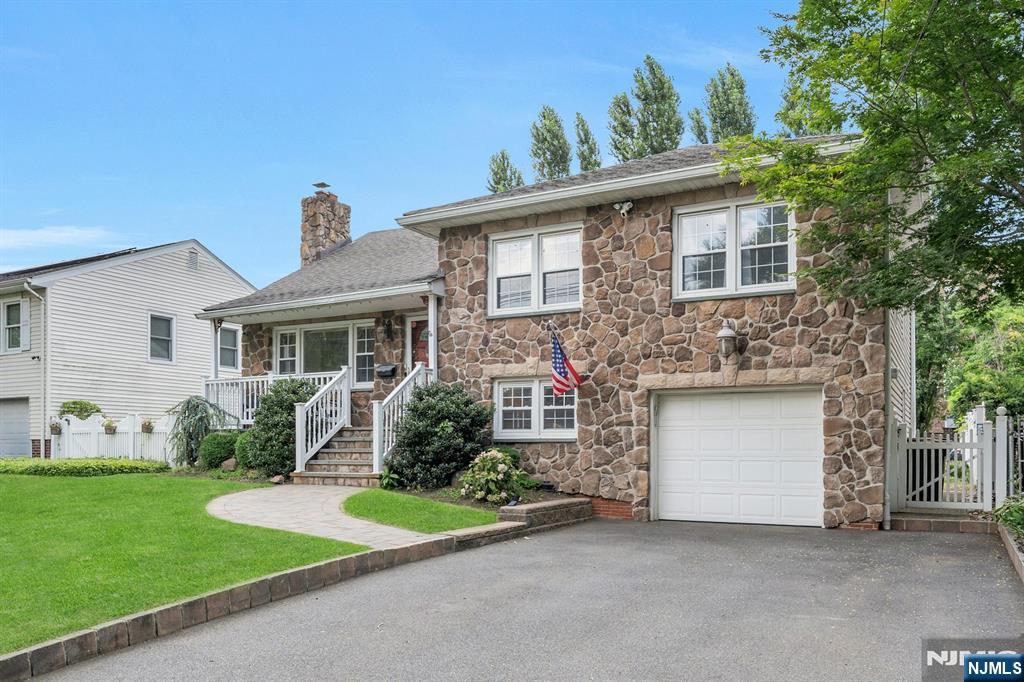 25 Ravine Avenue