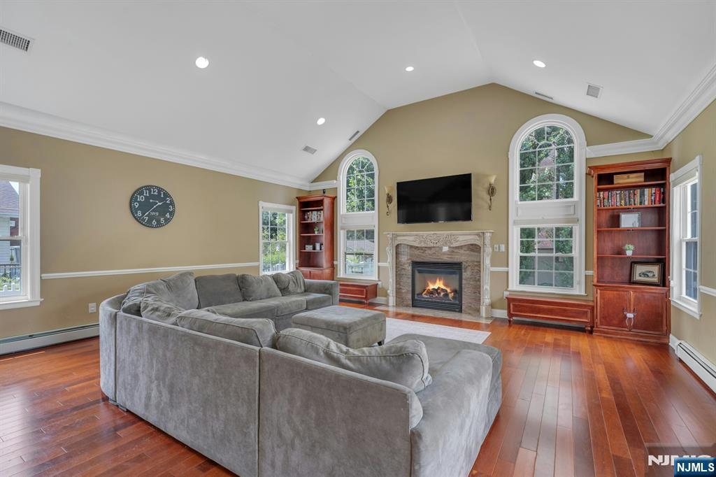 25 Ravine Avenue
