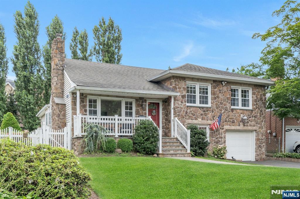 25 Ravine Avenue