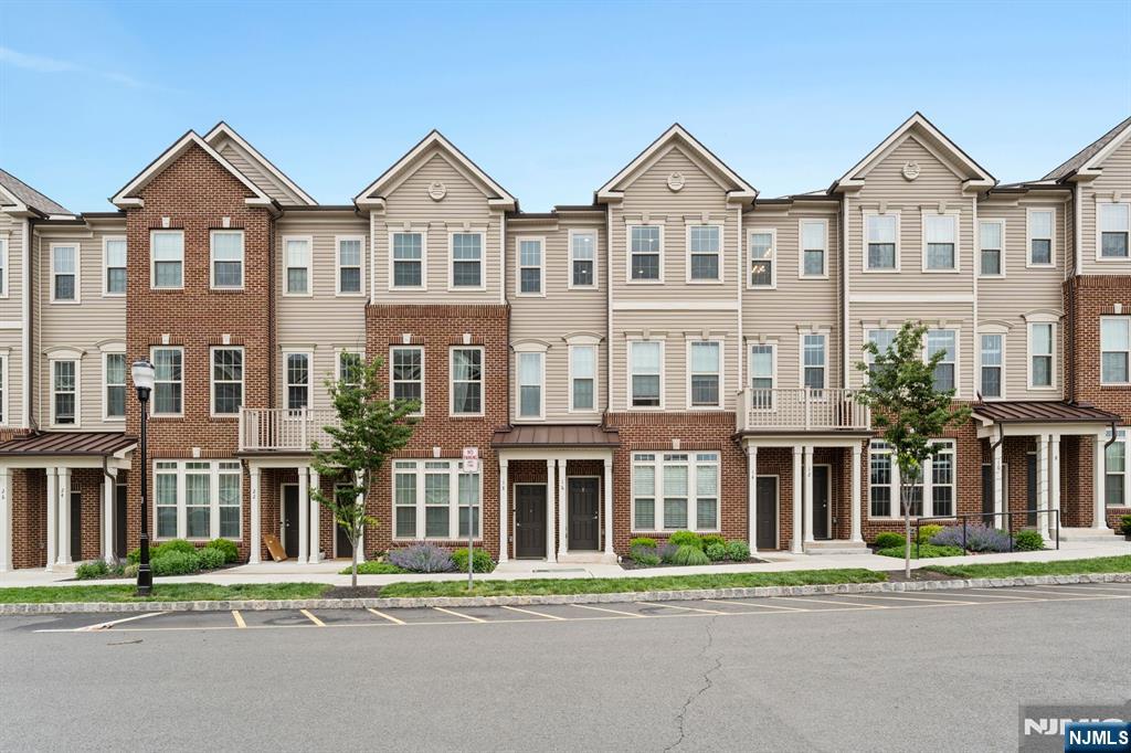 16 Sternadori, Somerville, New Jersey - 2 Bedrooms  
3 Bathrooms  
8 Rooms - 