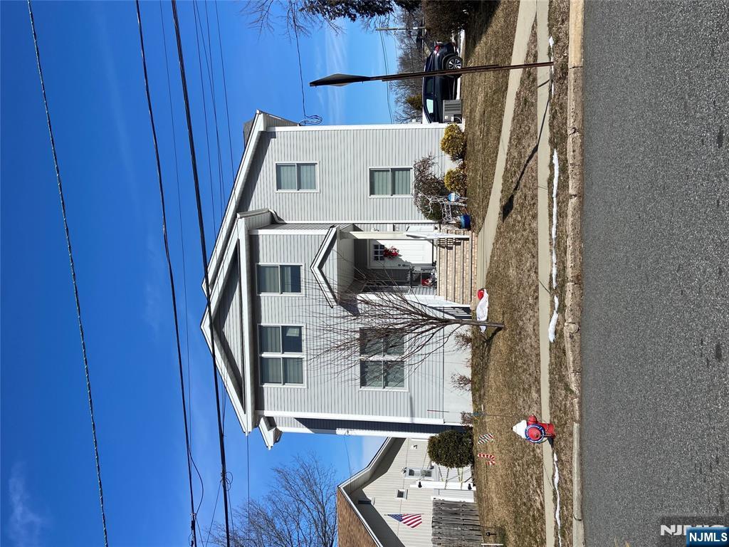 93 Somers Ave, Bergenfield, New Jersey - 4 Bedrooms  
3 Bathrooms  
7 Rooms - 