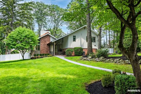 Photo of 11 Stevenson Ln, Upper Saddle River, NJ 07458 (MLS # 25030344)