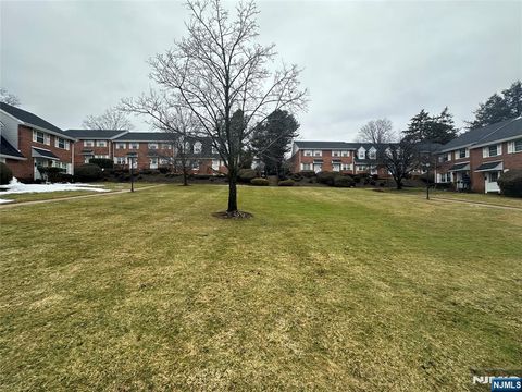 Photo of 140 Parkview Drive, Teaneck, NJ 07666 (MLS # 26007236)