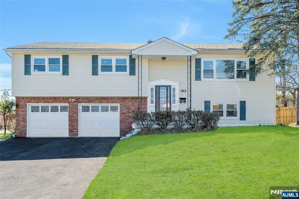 Photo of 162 Grove Avenue, Verona, NJ 07044 (MLS # 26012250)