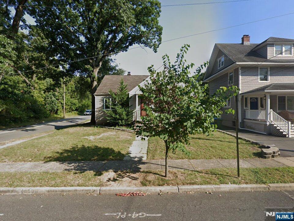 1 Courier Pl, Rutherford, New Jersey - 3 Bedrooms  
2 Bathrooms  
6 Rooms - 