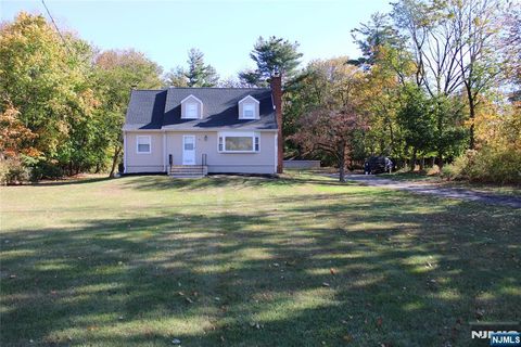 Photo of 144 End Ave, Pequannock Township, NJ 07444 (MLS # 25037860)