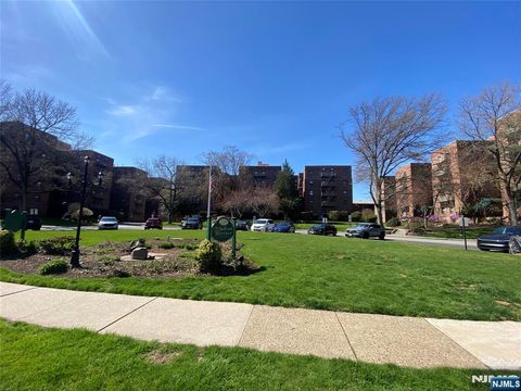 Photo of 2329 Hudson Ter #G2C, Fort Lee, NJ 07024 (MLS # 26012132)
