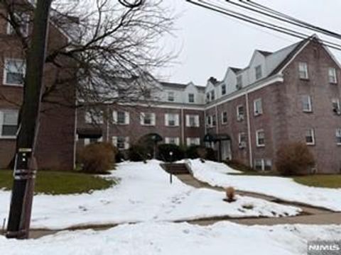 Photo of 140 W Englewood Ave #C4, Teaneck, NJ 07652 (MLS # 26006496)