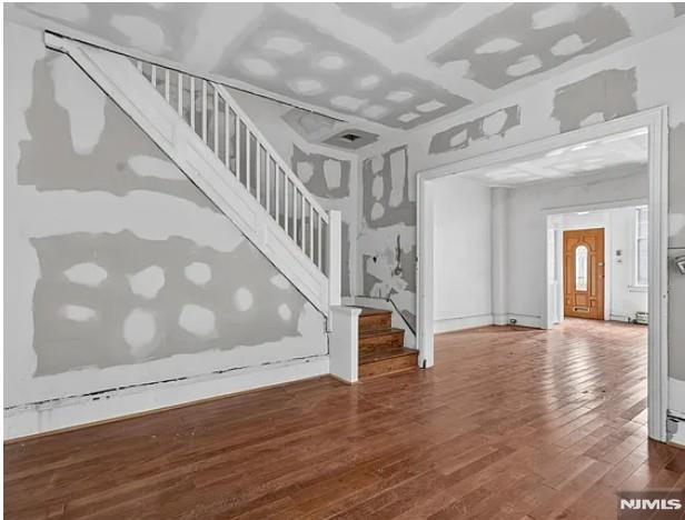 6104 Monitor Place
