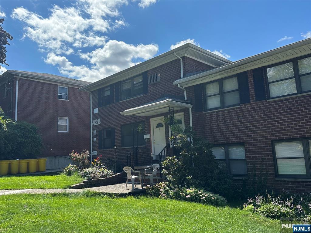 428 Northwood Way 1, Palisades Park, New Jersey - 2 Bedrooms  
1 Bathrooms  
4 Rooms - 