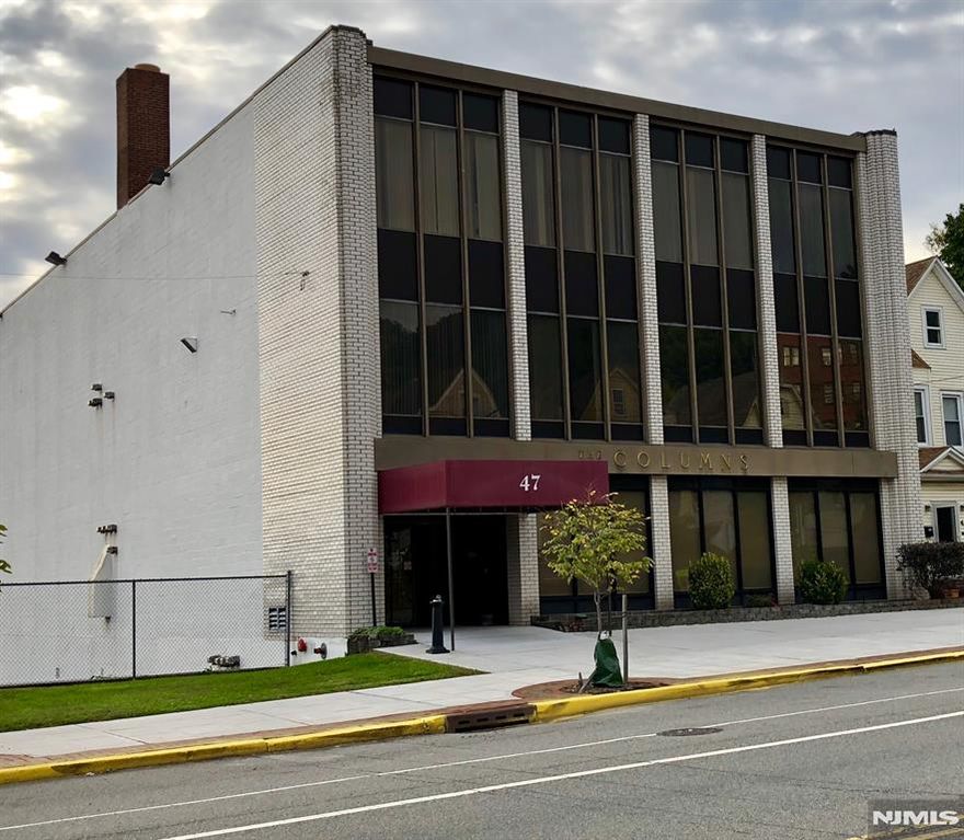 The Columns Building......Ideal office or Medical office use. One bathroom in unit. Presently used as Doctors offices. Easy access to rear parking lots. Steps to NYC bus and train. Copy of floor plan with LB