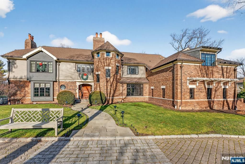 Photo of 54 Hamilton Drive, North Caldwell, NJ 07006 (MLS # 25043058)