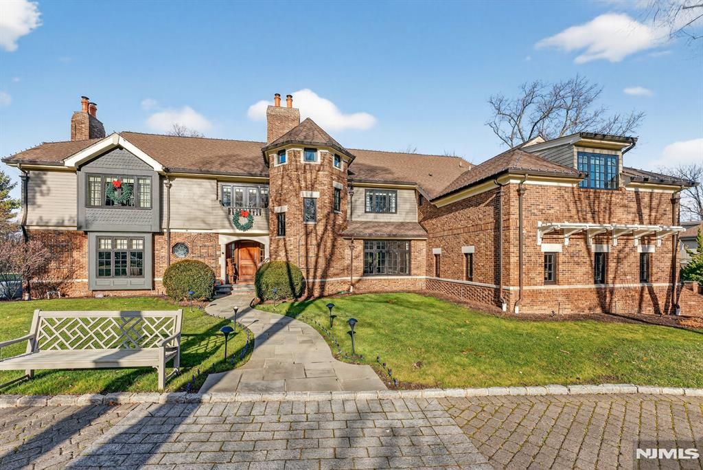 Photo of 54 Hamilton Drive, North Caldwell, NJ 07006 (MLS # 25043058)