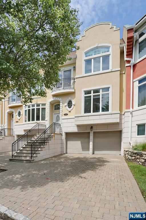 136 Winding Creek