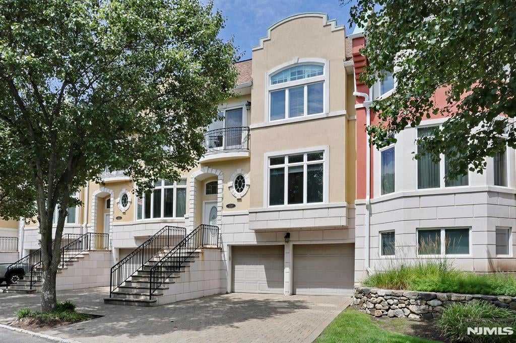 136 Winding Creek