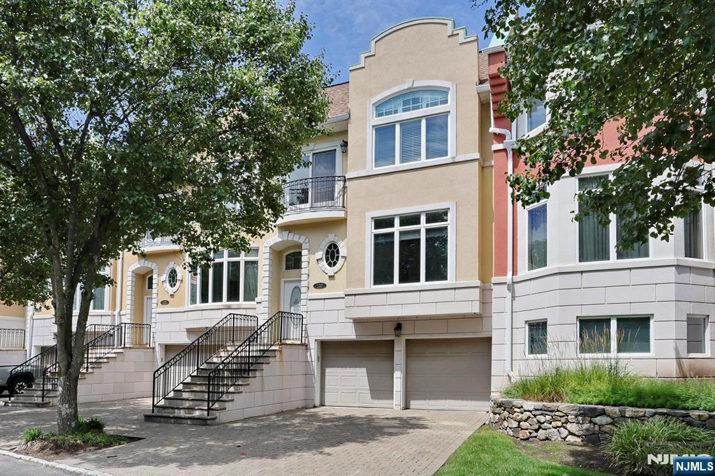 136 Winding Creek