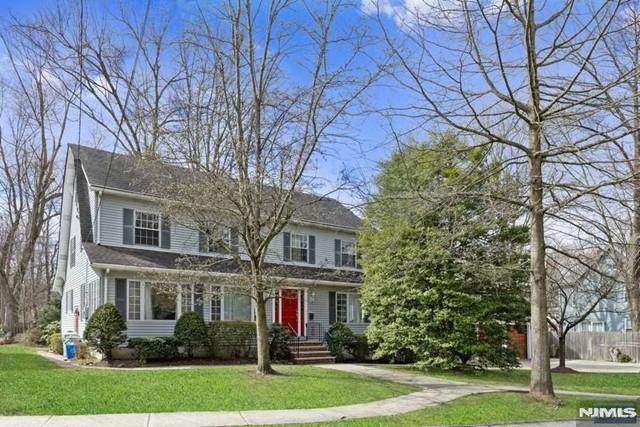 82 Westervelt Ave, Tenafly, New Jersey - 4 Bedrooms  
3.5 Bathrooms  
7 Rooms - 