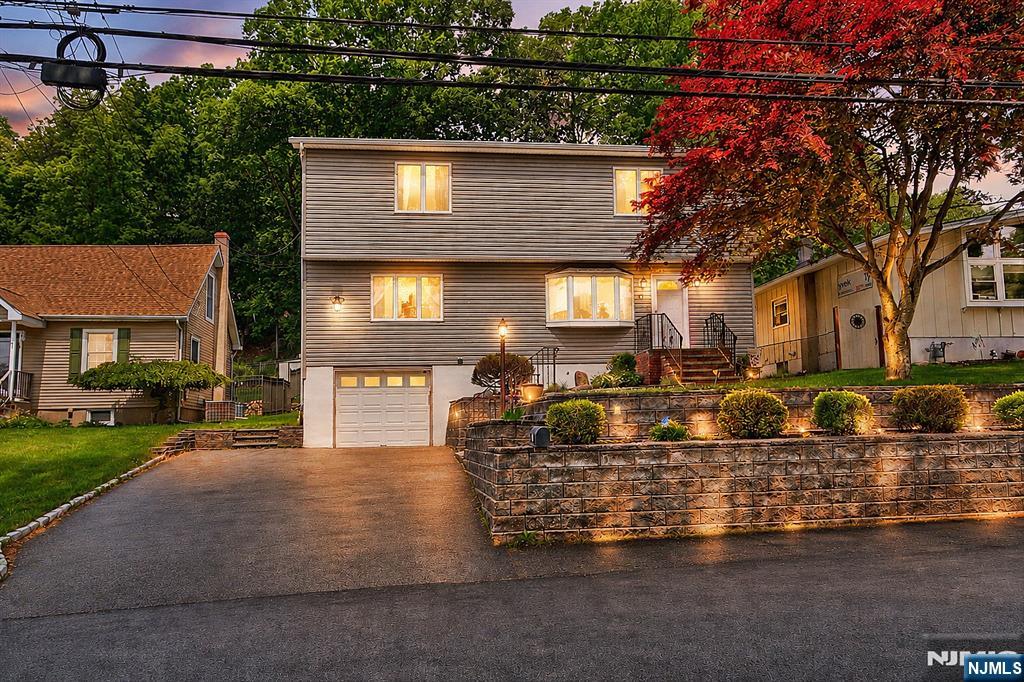 27 Seneca Avenue