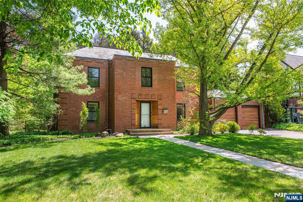 581 Ridgewood Avenue, Glen Ridge, New Jersey - 3 Bedrooms  
3.5 Bathrooms  
7 Rooms - 