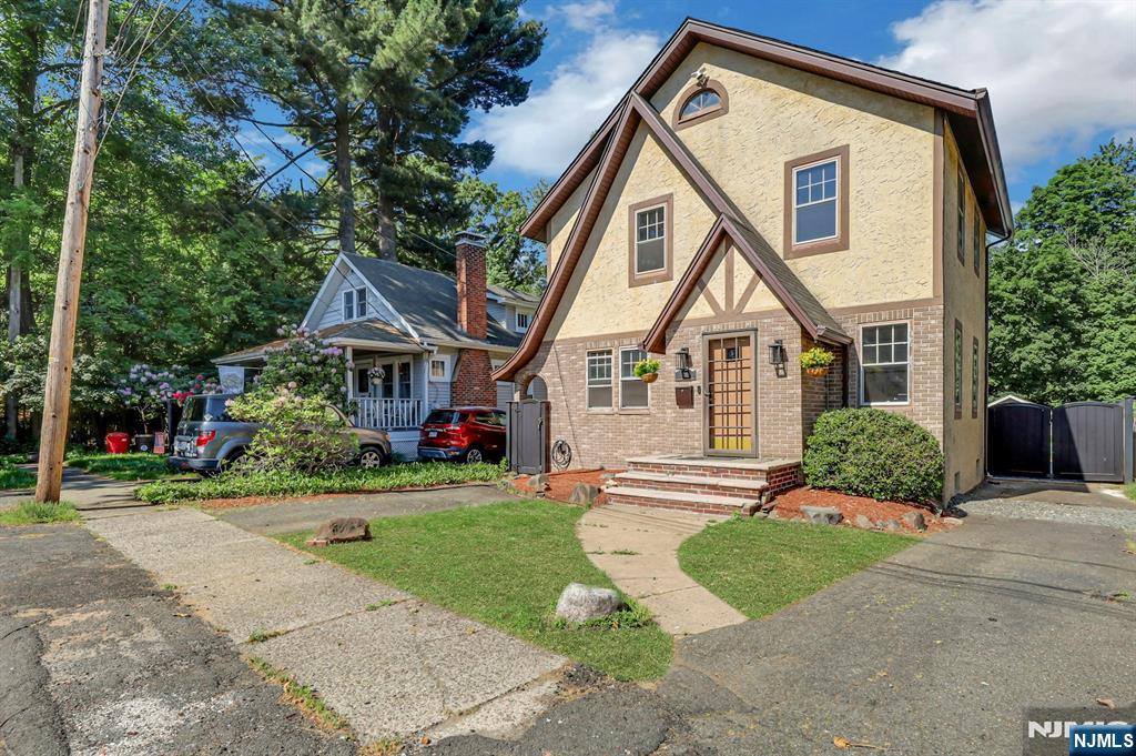 6 Colonial Court