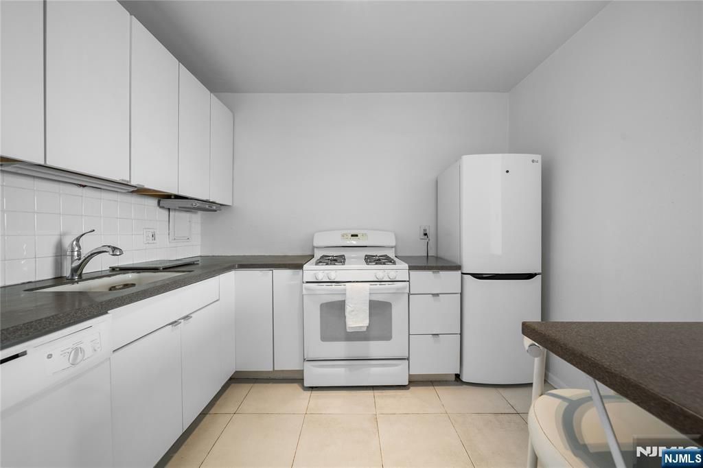Photo of 5 Horizon Road #412, Fort Lee, NJ 07024 (MLS # 25035676)