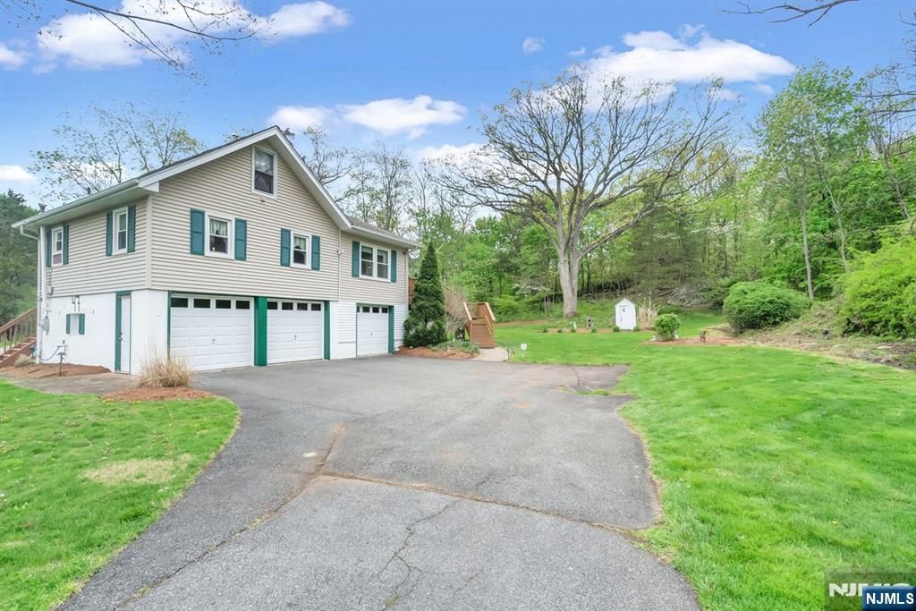 Photo of 4749 Furnace Avenue, Wanaque, NJ 07465 (MLS # 26015817)
