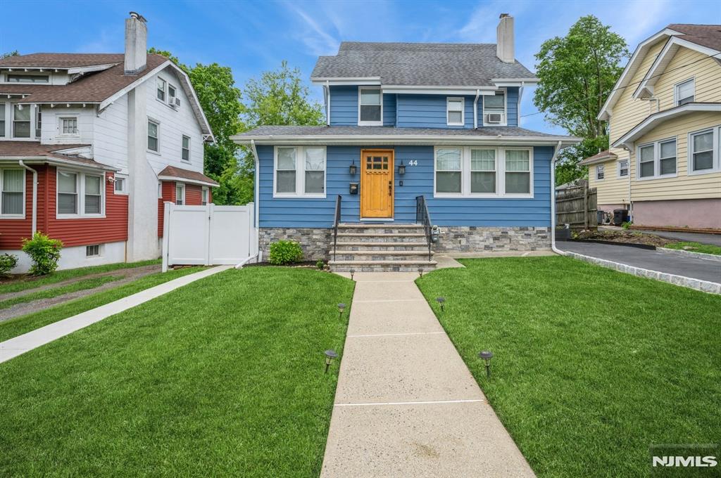 Property for Sale at 44 Garden Street, Teaneck, New Jersey - Bedrooms: 4 
Bathrooms: 3 
Rooms: 10  - $719,000