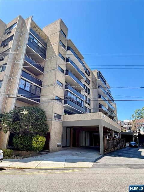 Photo of 555 Gorge Road #4I, Cliffside Park, NJ 07010 (MLS # 26016518)