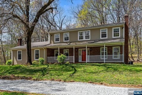 Photo of 6 Fleming Court, Washington Township (1438), NJ 07853 (MLS # 26014137)